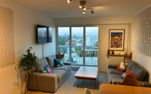 Appartement meublé 4 pièces – Vue panoramique, balcon, box – Paris 13ᵉ Salpêtrière